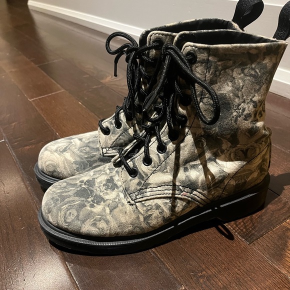 COPY - Dr Martens Beckett Skull and Rose Print Fine Canvas 8eye Boots - size 7 - Picture 5 of 13